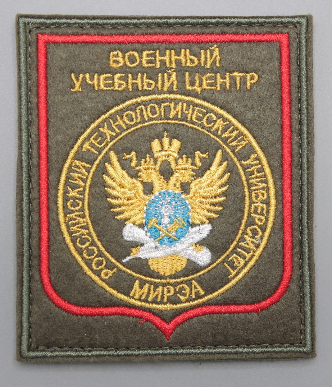 Где купить Шеврон вышитый ВОЕННЫЙ УЧЕБНЫЙ ЦЕНТР ( РТУ ) МИРЭА , олива фон  красный кант на липучке на липучке в Москве недорого в военном интернет  магазине, для ношения на военной и камуфляжной форме